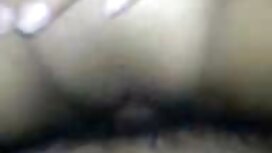 La bruna si siede su ...