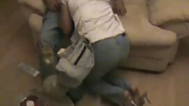 Uomo avvitando un bi ...