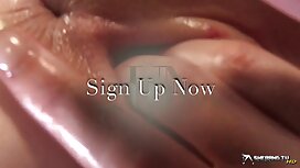 Ragazza bionda si co ...