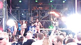 Ragazze e giovani si ...