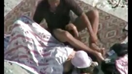 Un giovane bambino s ...