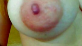 Un uomo con un video ...