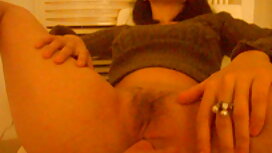 L'uomo si spoglia le ...