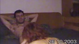 Tizio guardando film ...