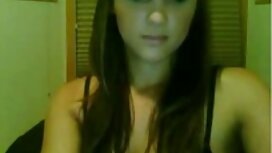 Pulcino giocando con ...